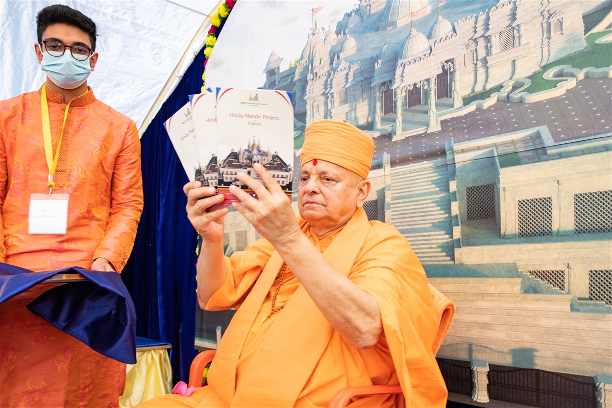 Pujya Ishwarcharandas Swami also released an informative brochure about the upcoming mandir in Paris