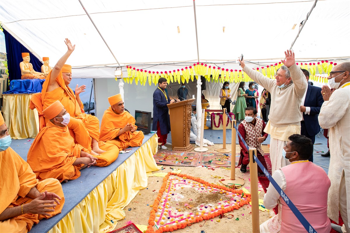 A local Hindu devotee rejoices with Pujya Ishwarcharandas Swami at the advent of a traditional Hindu mandir in Paris