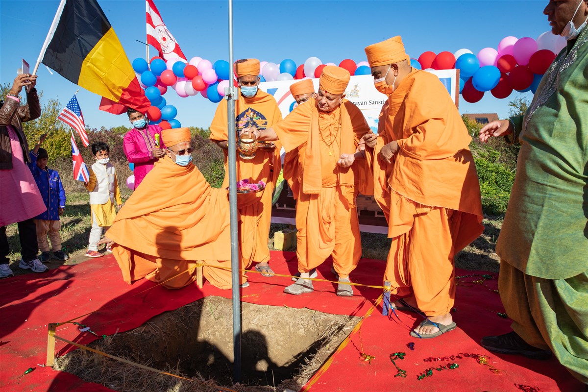 Pujya Ishwarcharandas Swami also performed a special ceremony in an excavated part of the mandir site