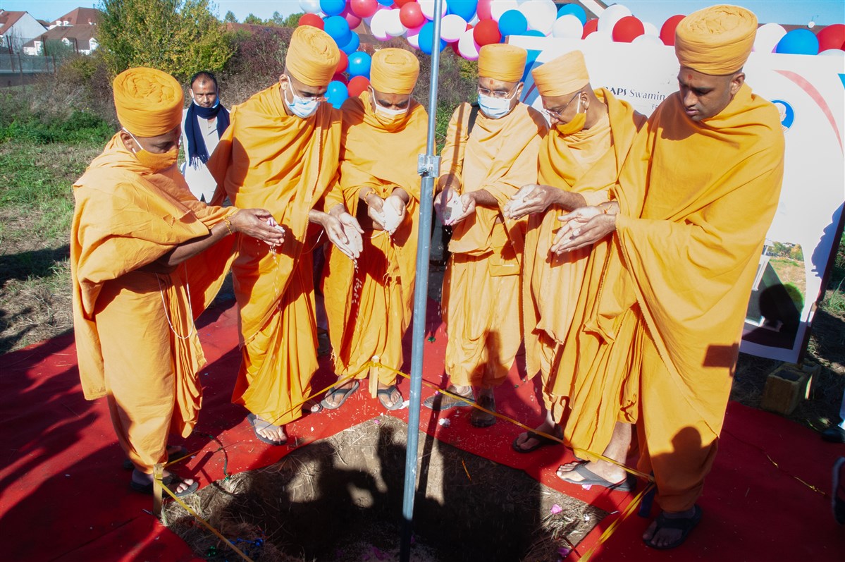 Swamis also joined in offering their prayers to the land, seeking forgiveness for any harm that may fall upon Mother Earth in the construction process