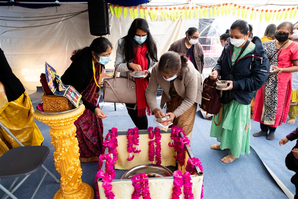 At the end of the ceremony, devotees and guests all came to offer their now sanctified soil back into the ground