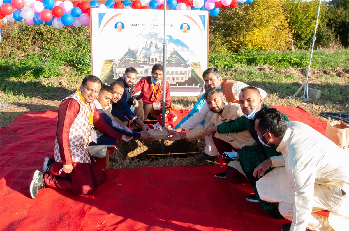 Local volunteers placed a brick sanctified by Mahant Swami Maharaj into the land, marking the auspicious beginning of the mandir project