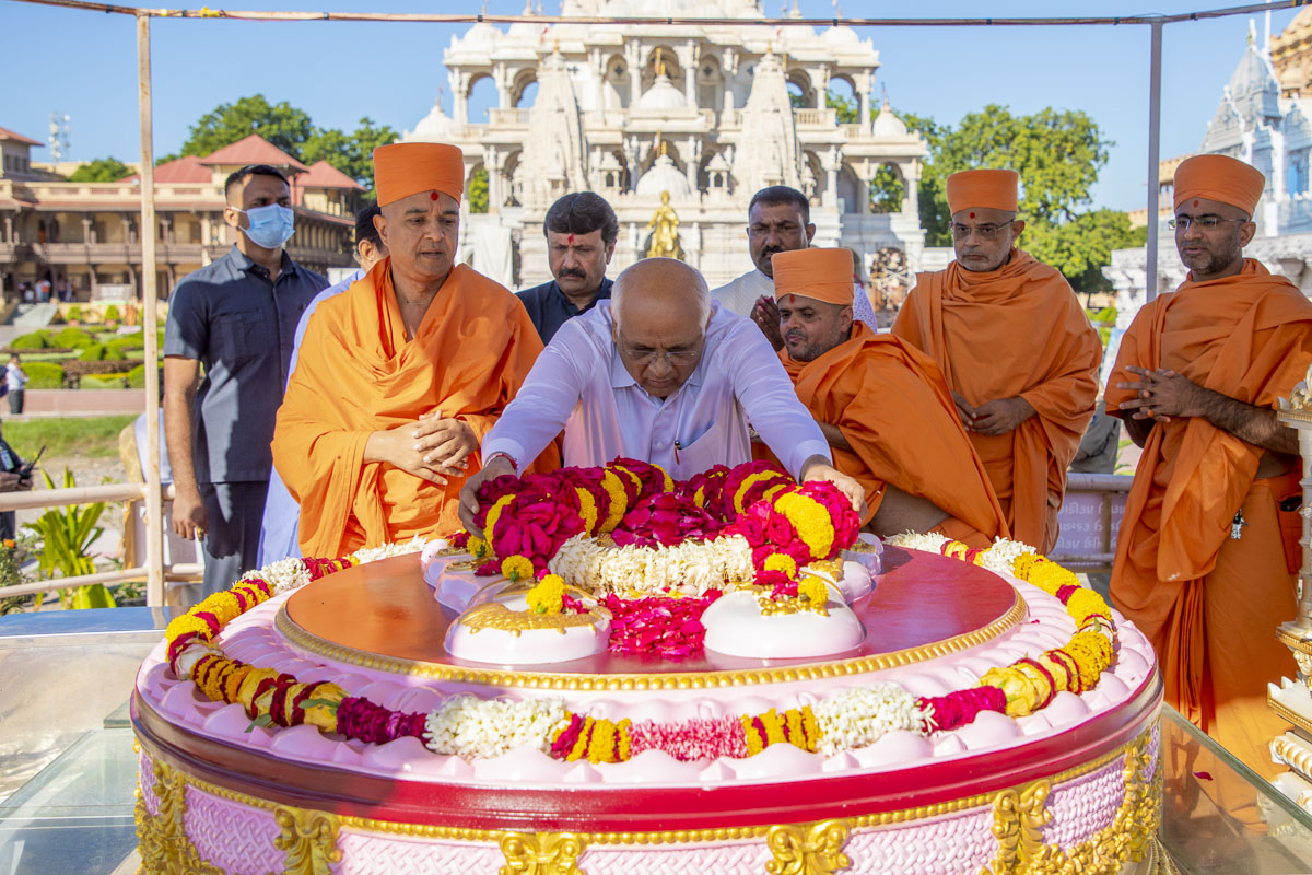Chief Minister of Gujarat Shri Bhupendrabhai Patel, doing darshan at Pramukh Swami Maharaj's Samadhi Sthan
