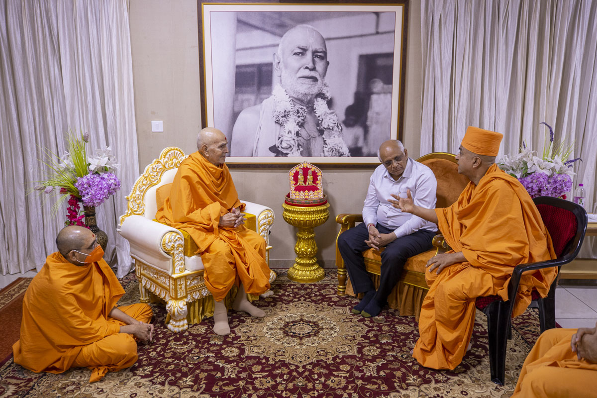 Param Pujya Mahant Swami Maharaj and Shri Bupendrabhai during a meeting