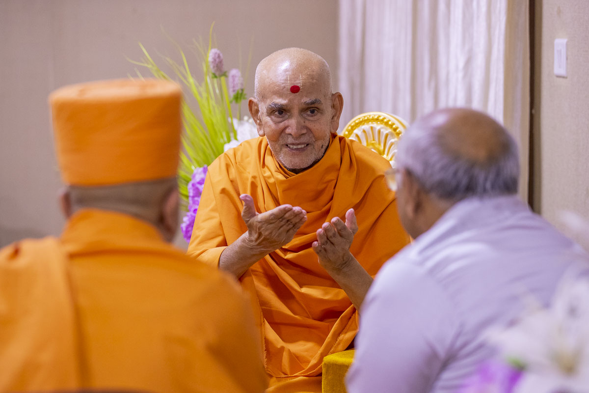 Swamishri in conversation with Shri Bhupendrabhai Patel