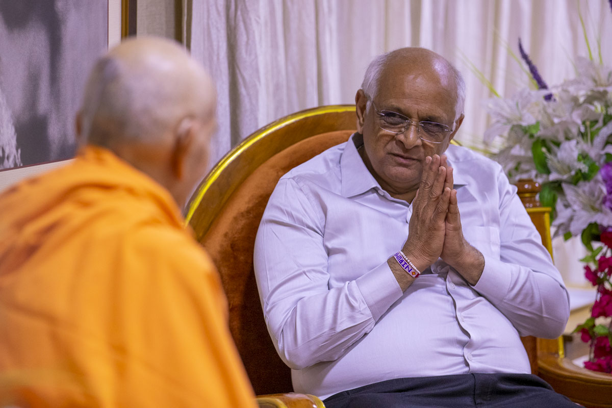 Shri Bhupendrabhai Patel in conversation with Swamishri