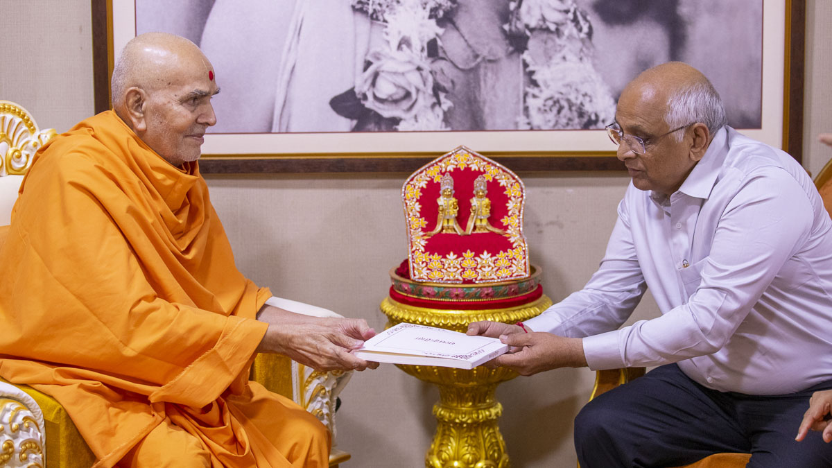 Swamishri presents a hand written copy of 'Satsang Diksha'
