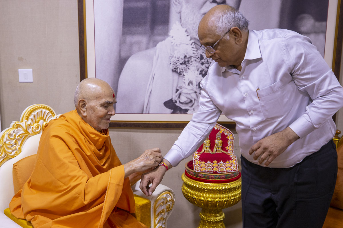 Swamishri ties a nadachhadi to Shri Bhupendrabhai Patel