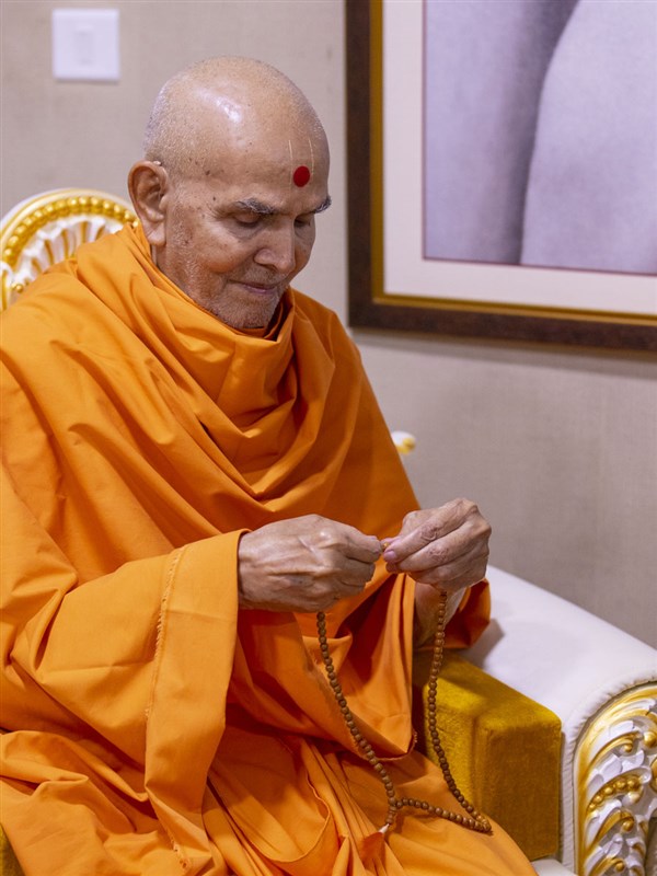Swamishri sanctifies a mala