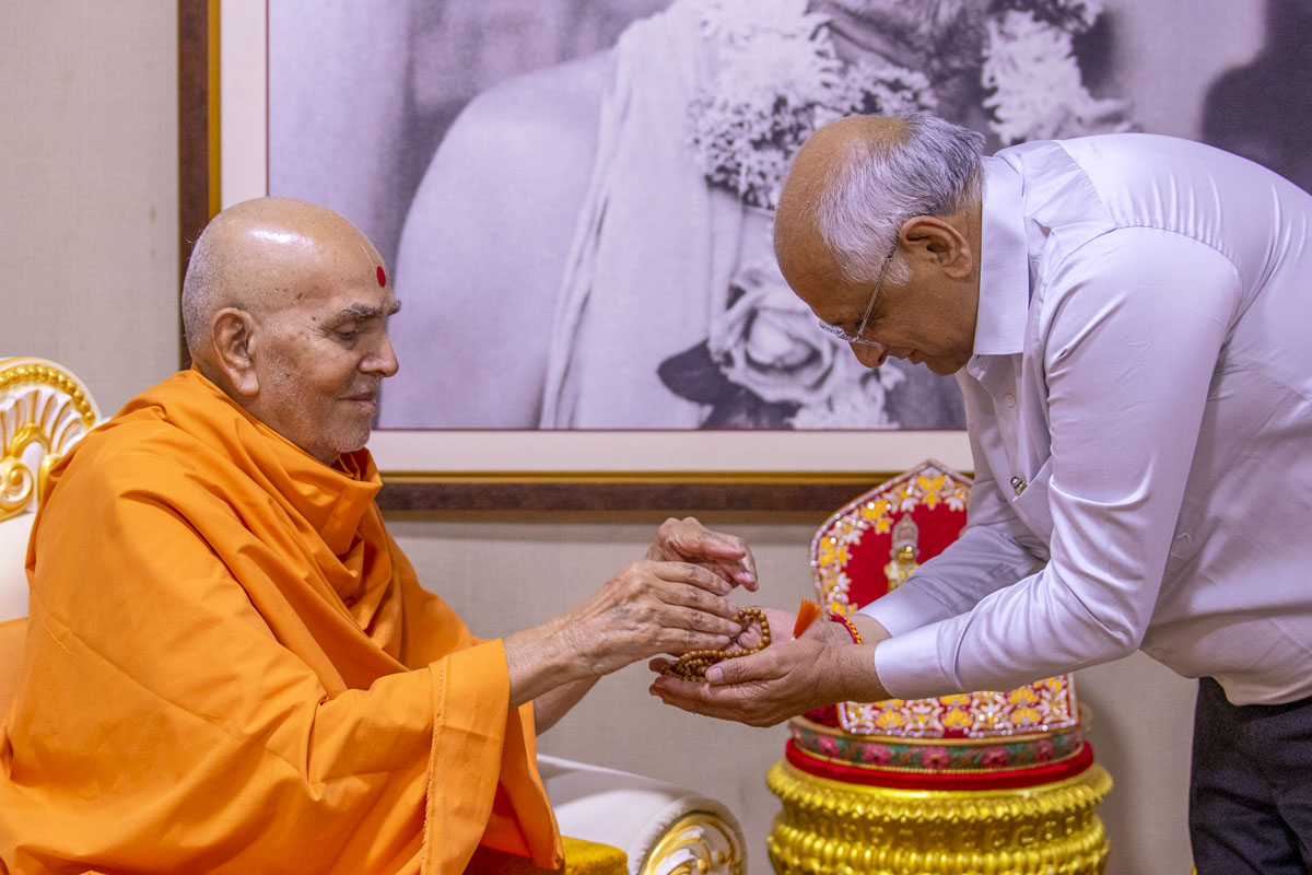 Swamishri present a mala to Shri Bhupendrabhai Patel