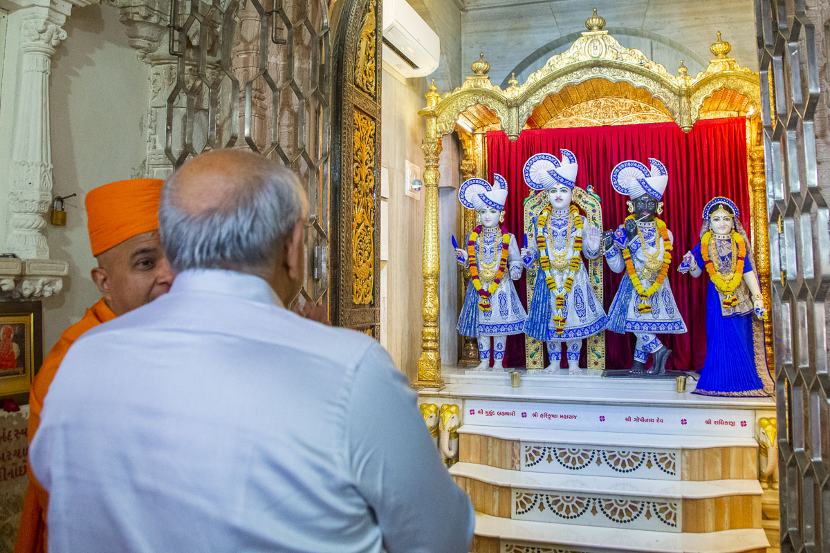 Shri Bhupendrabhai Patel doing darshan of Thakorji in the mandir