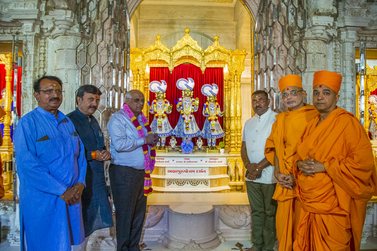 Shri Bhupendrabhai Patel, swamis and dignitaries