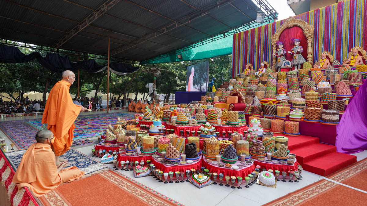 Swamishri performs arti of the Annakut offered to Thakorji