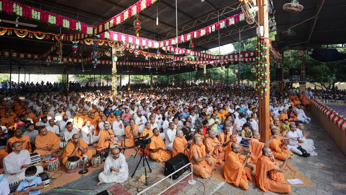 Sadhus, sadhaks and devotees perform the arti
