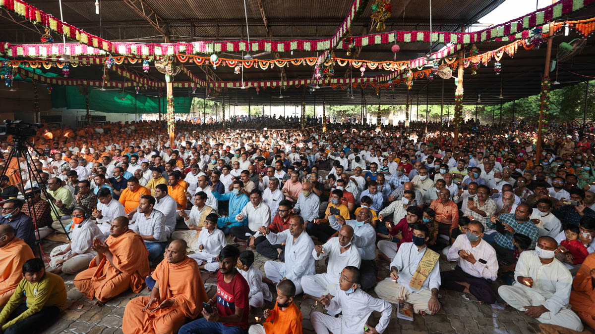 Sadhus, sadhaks and devotees perform the arti