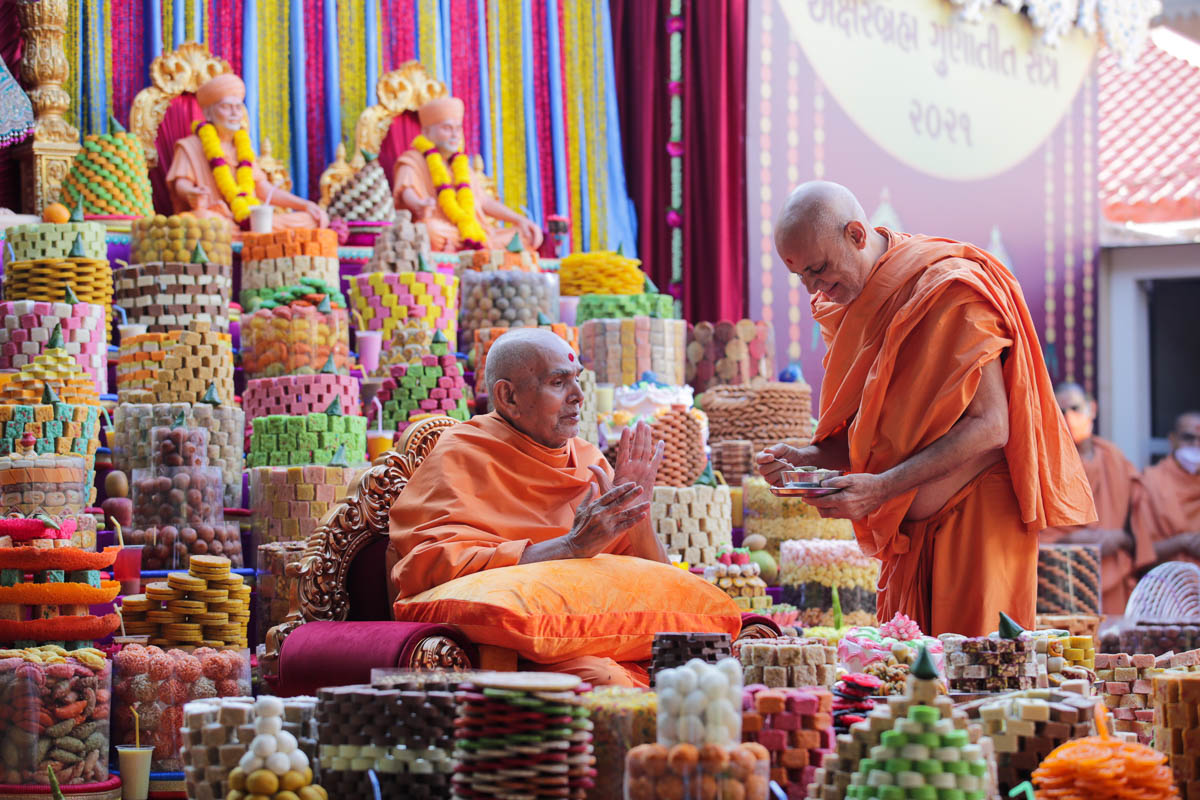 Pujya Viveksagar Swami offers prasad to Swamishri