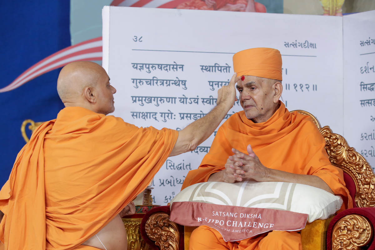Pujya Viveksagar Swami performs pujan of Swamishri