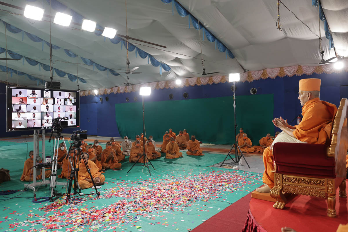 Devotees doing darshan of Swamishri via video conference