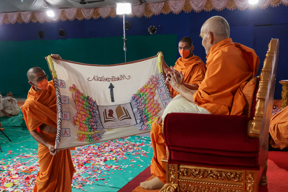 Swamishri observes a shawl