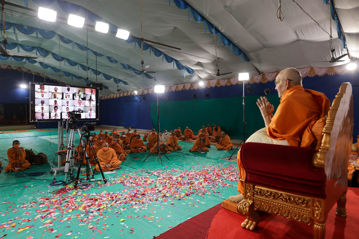 Swamishri blesses devotees via video conference
