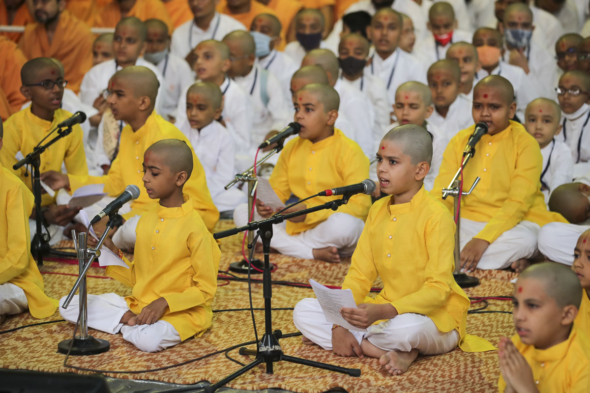 Balaks sing shlokas from the Swaminarayan Siddhant Karika in Swamishri's daily puja