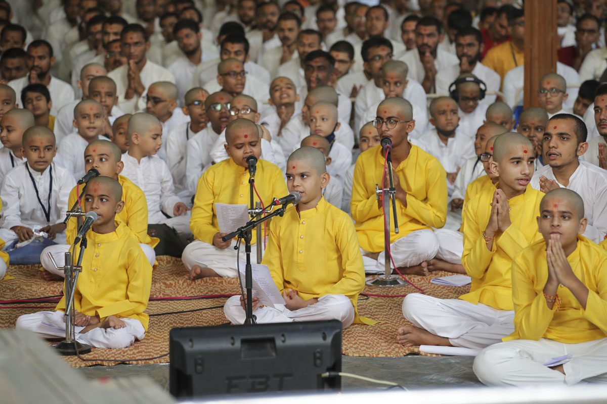 Balaks sing shlokas from the Swaminarayan Siddhant Karika in Swamishri's daily puja