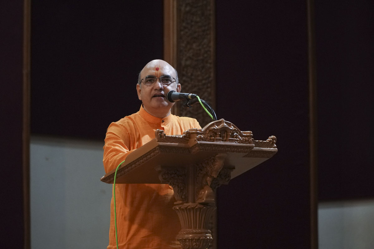 Shri Jayesh Mandanka addresses the assembly