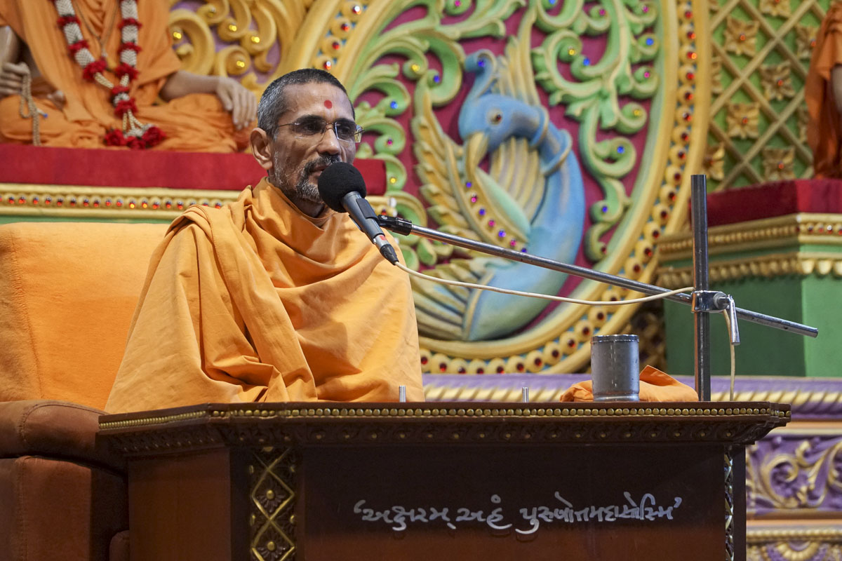 Atmatrupt Swami addresses the assembly