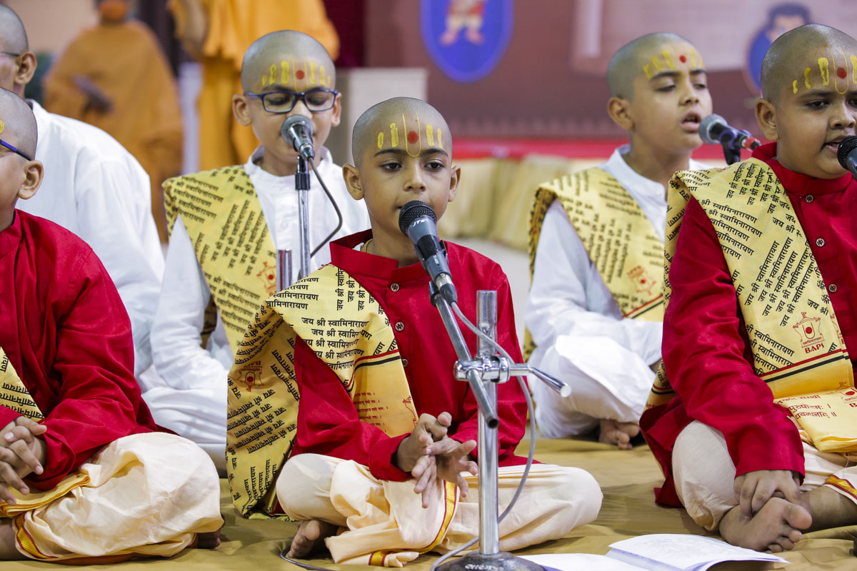 Balaks chant the Swaminarayan dhun at the beginning of the main Felicitation Assembly in the evening