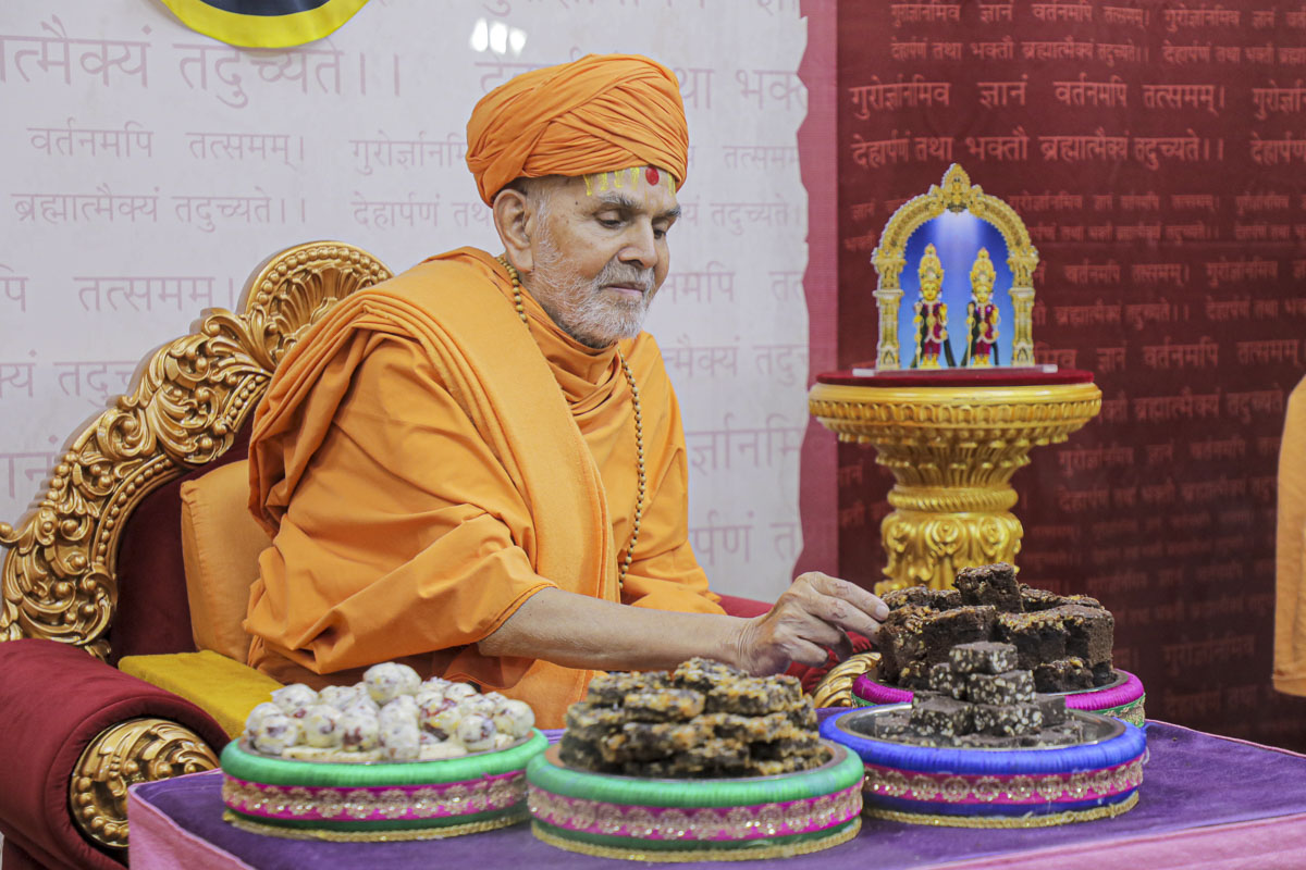 Swamishri sanctifies prasad for the children
