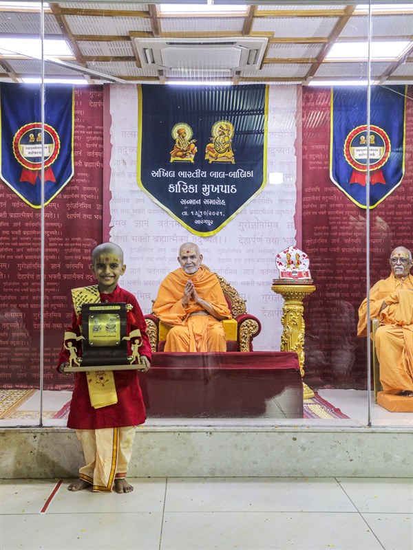 A Karika Jayi balak with Swamishri