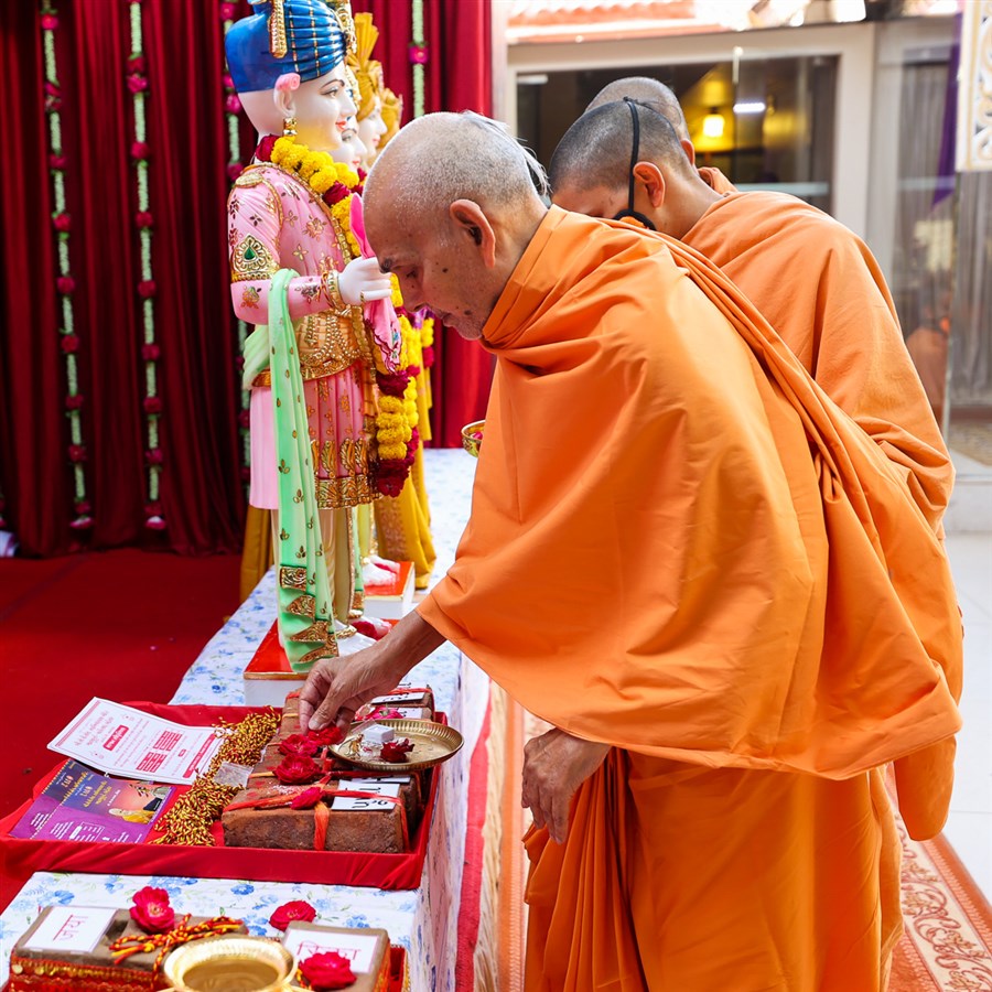 Swamishri sanctifies bricks to start construction of new BAPS Shri Swaminarayan Mandir