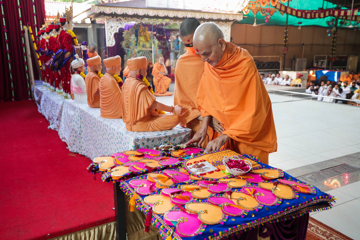 Swamishri sanctifies a garland