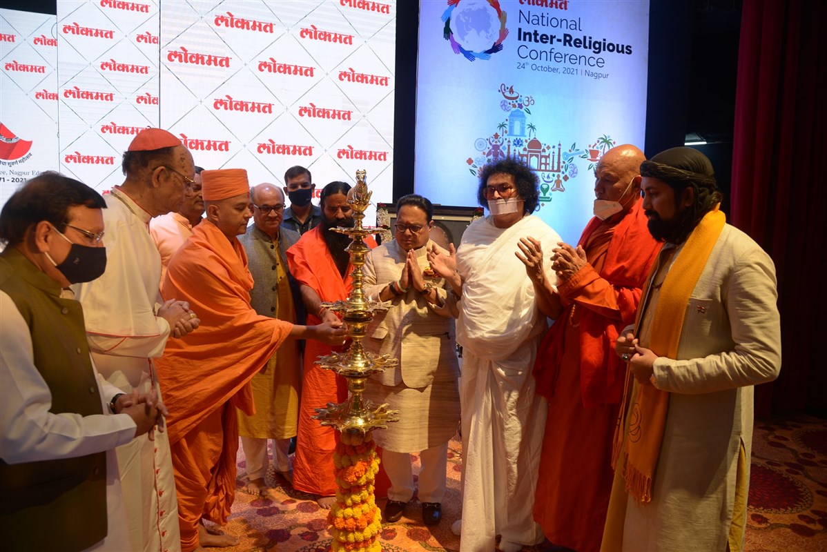 Spiritual leaders light the diya to commence the conference