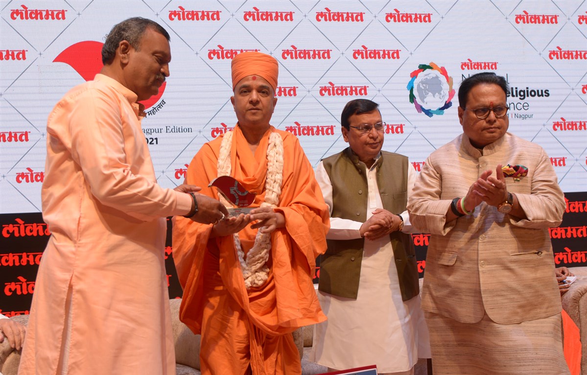 Brahmaviharidas Swami being welcomed at the conference