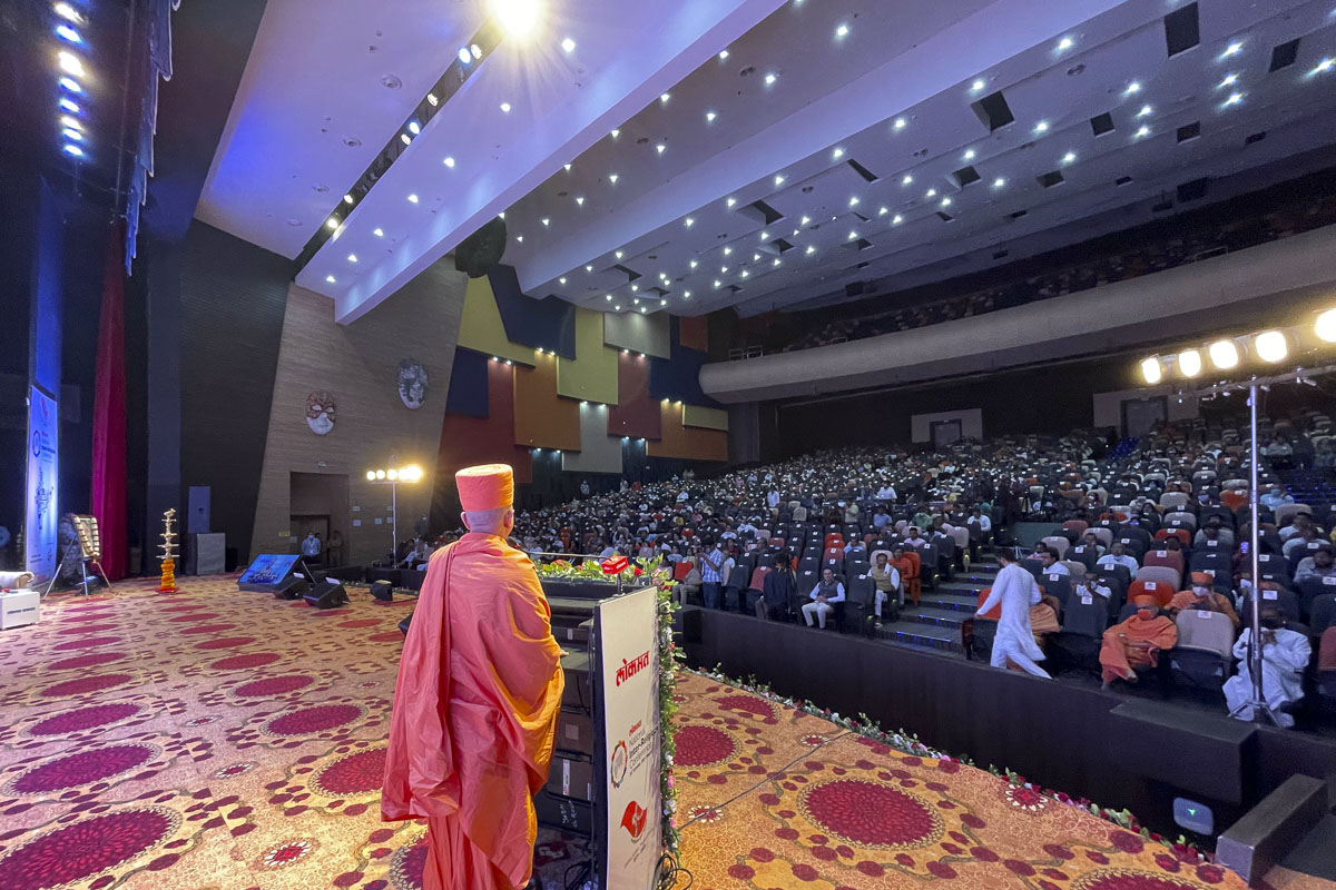 Brahmaviharidas Swami addressing the conference