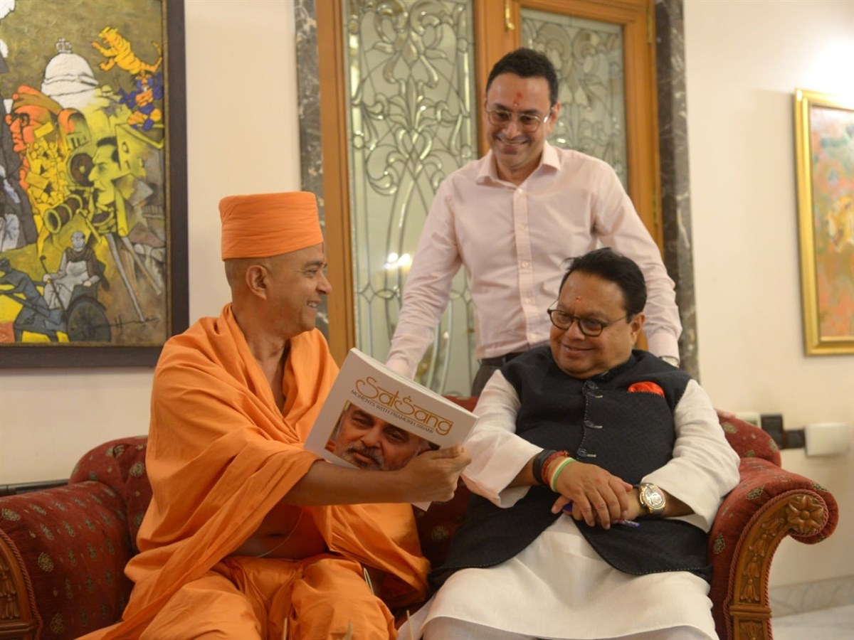 Brahmaviharidas Swami explains incidents from the life of His Holiness Pramukh Swami Maharaj through the ‘Satsang’photo book