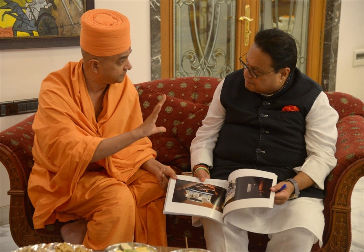 Brahmaviharidas Swami explains incidents from the life of His Holiness Pramukh Swami Maharaj through the ‘Satsang’photo book