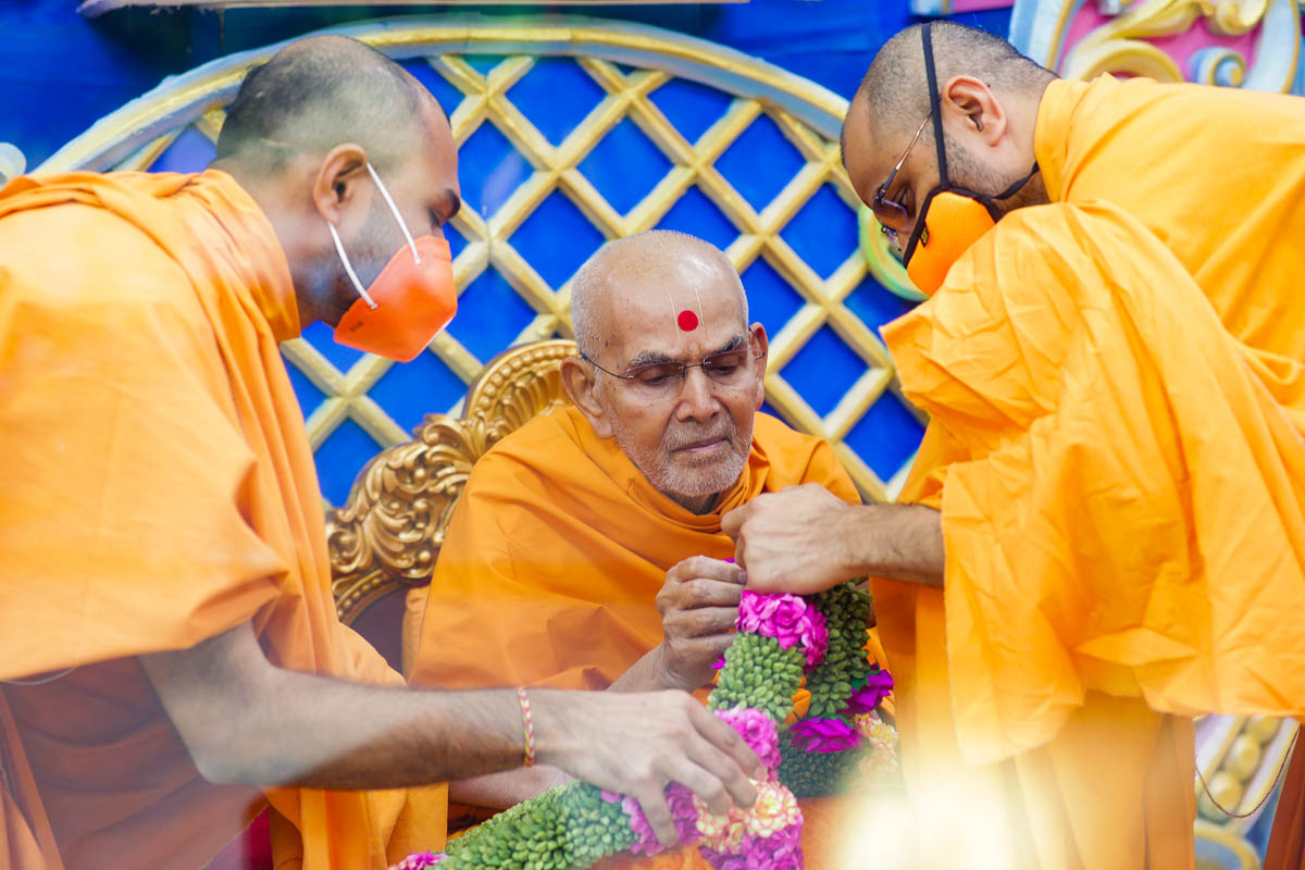 Swamishri observes a garland