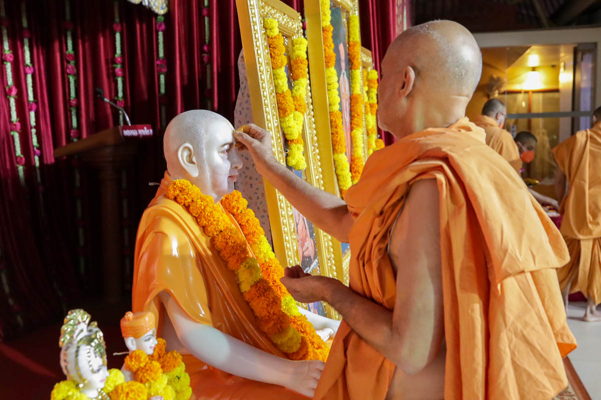 Pujya Viveksagar Swami performs pujan of the murtis