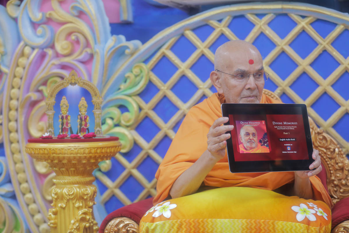 Swamishri inaugurates an audio book: 'Divine Memories, Part 1'