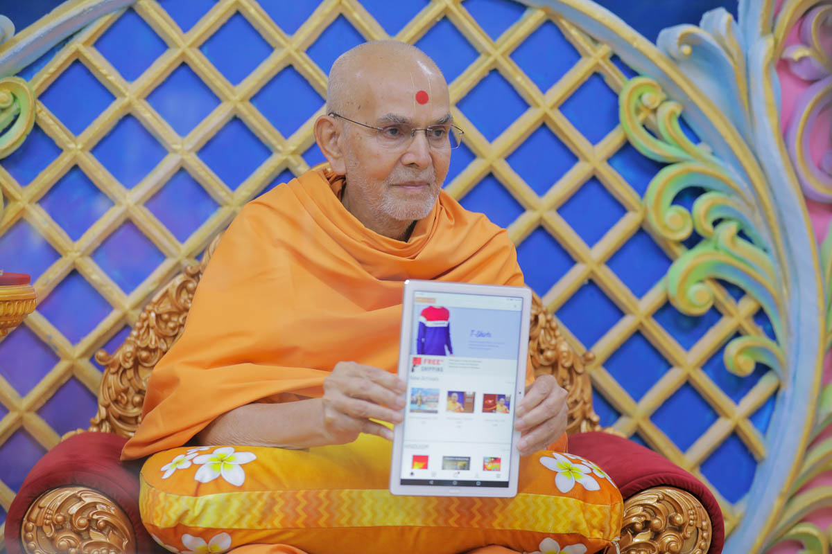 Swamishri inaugurates an android mobile app for the online BAPS Store