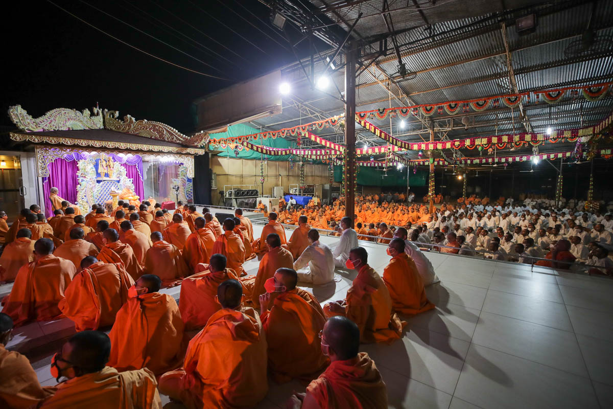 Sadhus and sadhaks during the evening satsang assembly