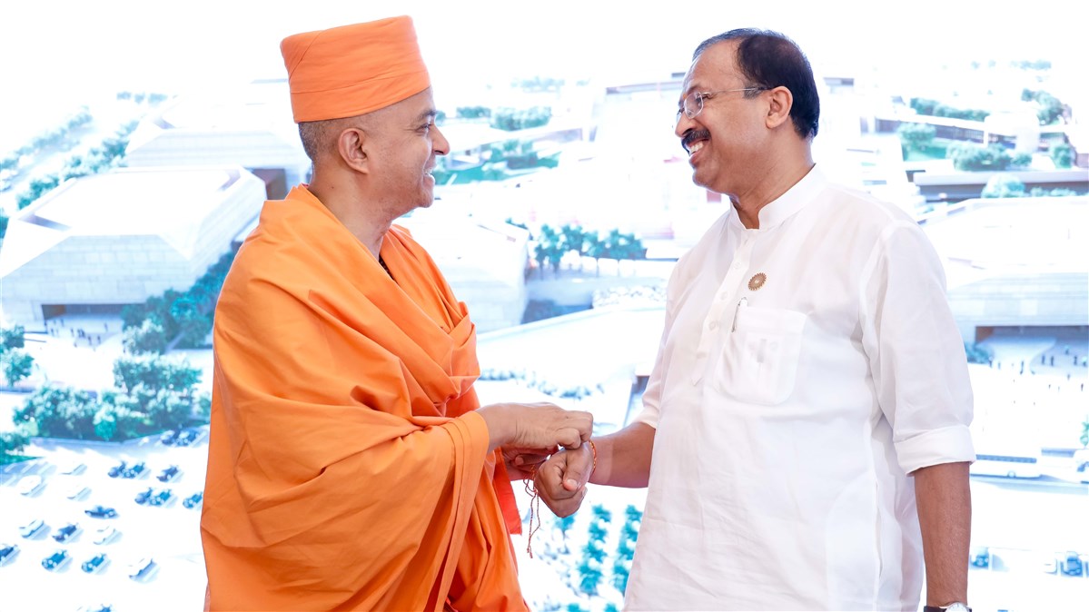 Brahmavihari Swami ties a nadachhadi on Shri Murleedharan
