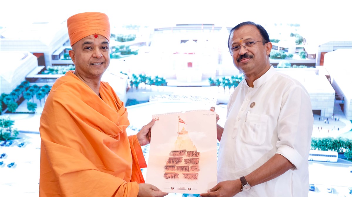 Brahmavihari Swamiji gifts the 'Stories in Stone' calendar to Shri Murleedharan