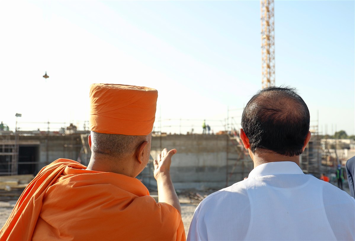 Shri Murlidharan reviews the progress of the mandir