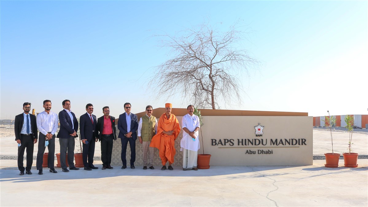 Minister of State Shri Murleedharan and delegation at the mandir site
