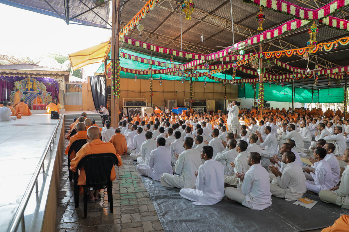 Sadhus and sadhaks doing darshan of Swamishri 