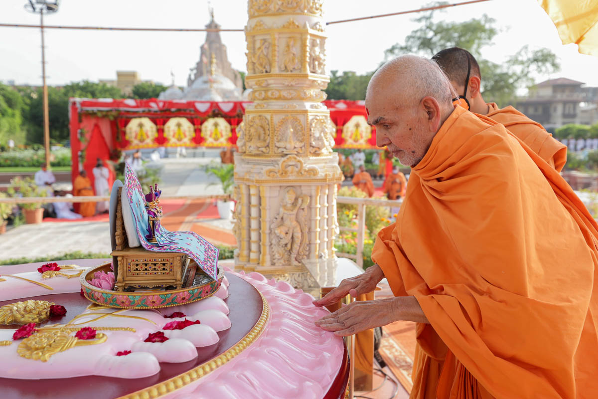 Swamishri engrossed in darshan at Brahmaswarup Pramukh Swami Maharaj's Samadhi Sthan