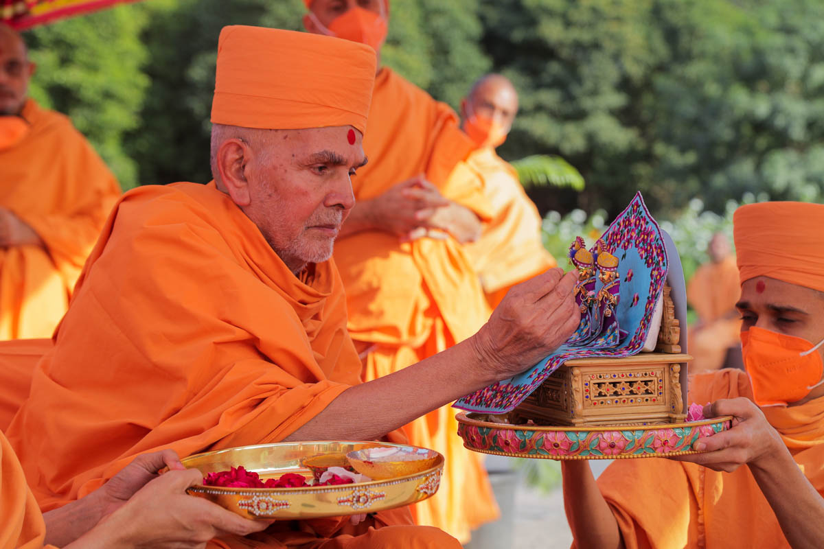 Swamishri performs pujan of Shri Gunatitanand Swami